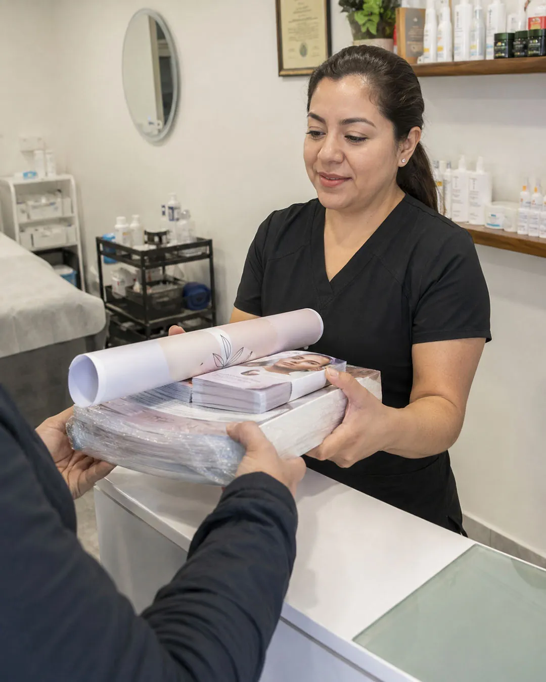Dueña de una estética recibiendo materiales impresos en su negocio