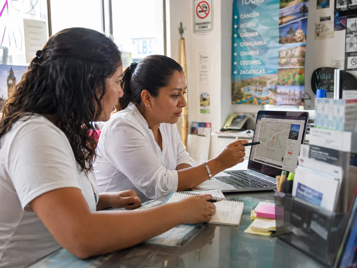 Negocio local revisando su ubicación e información en mapas digitales